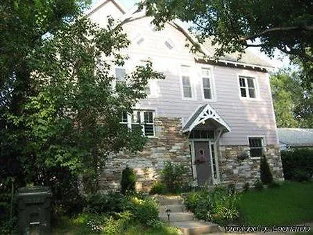 Hotel near College: Plum Grove Inn